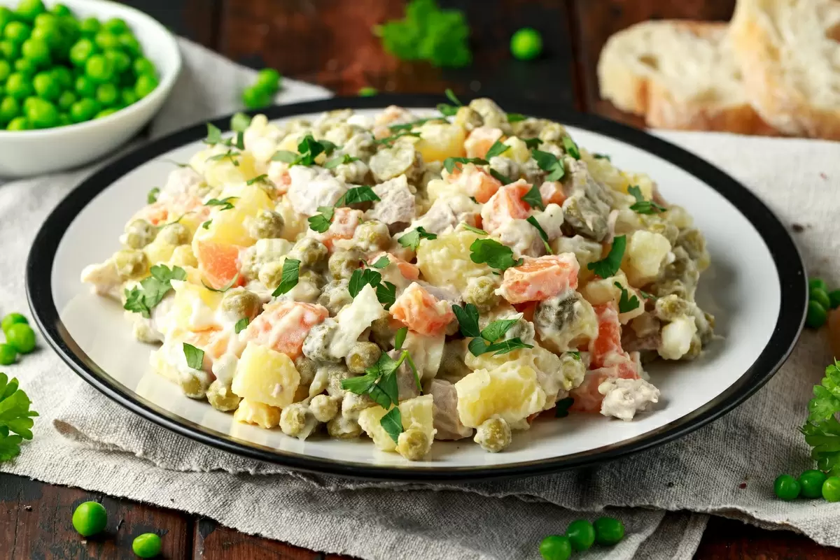 Полезный взгляд на любимый салат Оливье в условиях повседневной кухни