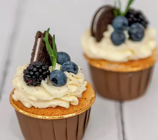 Ванильные капкейки с ягодным сюрпризом: пошаговый рецепт