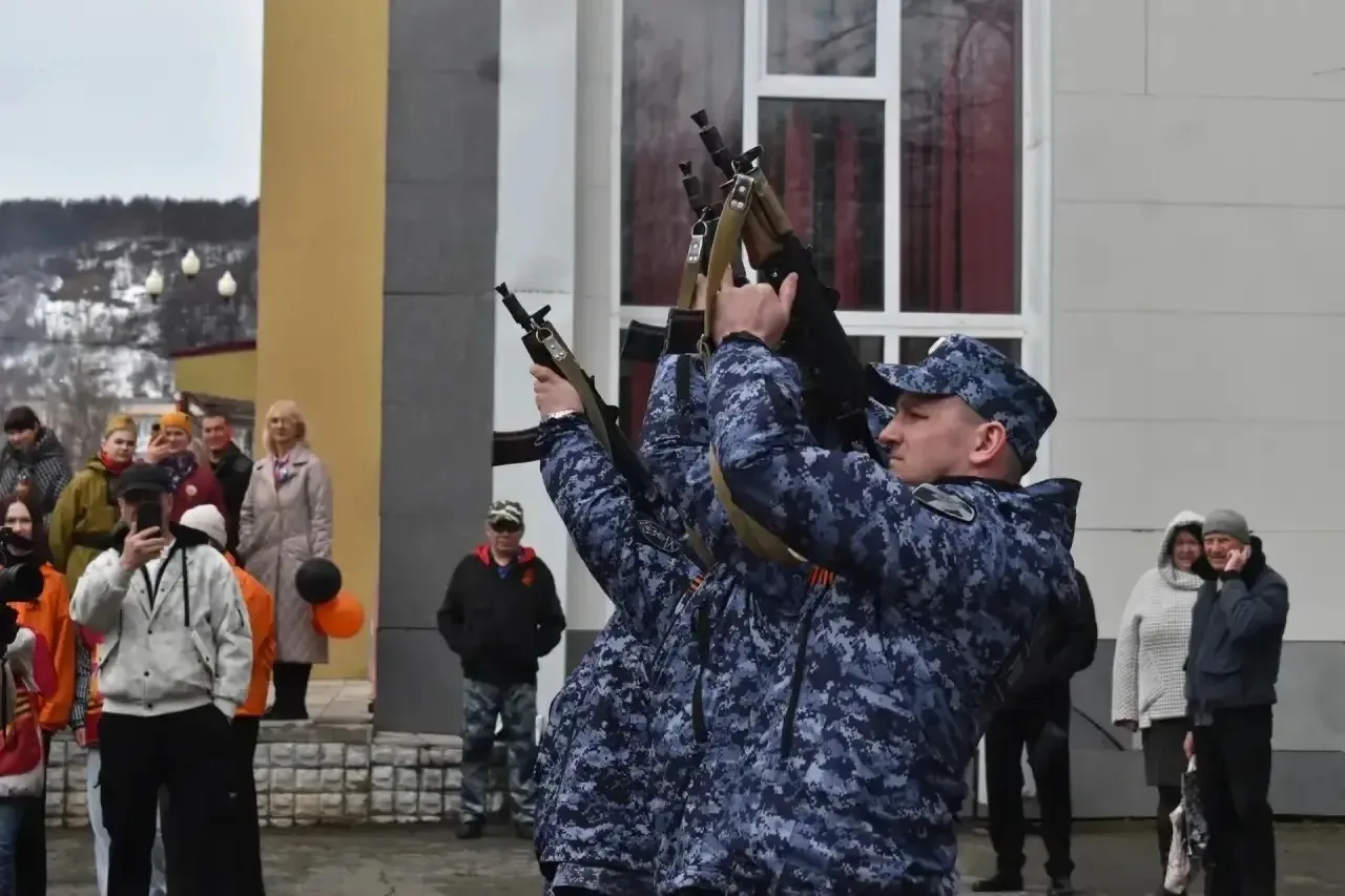 «Бессмертный полк» в Палатке: единение поколений в памяти о героях «Бессмертный полк» в Палатке: единение поколений в памяти о героях
