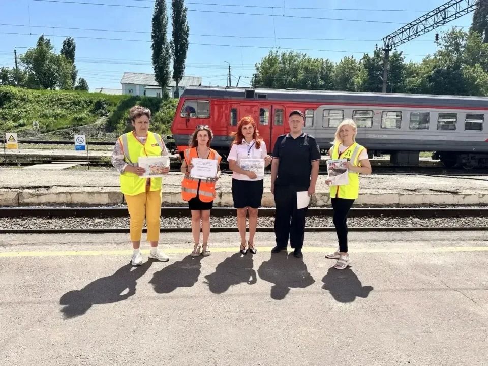 #УСТУПИДОРОГУПОЕЗДАМ. Цена беспечности: транспортные полицейские Ельца провели профилактическую акцию «Уступи дорогу поездам» В рамках месячника «Уступи дорогу поездам!» сотрудники Елецкого линейного отдела МВД России на... #УСТУПИДОРОГУПОЕЗДАМ. Цена беспечности: транспортные полицейские Ельца провели профилактическую акцию «Уступи дорогу поездам» В рамках месячника «Уступи дорогу поездам!» сотрудники Елецкого линейного отдела МВД России на...