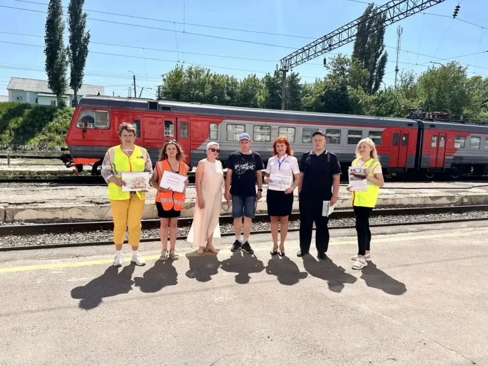 #УСТУПИДОРОГУПОЕЗДАМ. Цена беспечности: транспортные полицейские Ельца провели профилактическую акцию «Уступи дорогу поездам» В рамках месячника «Уступи дорогу поездам!» сотрудники Елецкого линейного отдела МВД России на... #УСТУПИДОРОГУПОЕЗДАМ. Цена беспечности: транспортные полицейские Ельца провели профилактическую акцию «Уступи дорогу поездам» В рамках месячника «Уступи дорогу поездам!» сотрудники Елецкого линейного отдела МВД России на...