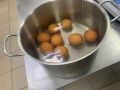 Как быстро и просто очистить вареные яйца: эффективный метод без усилий
