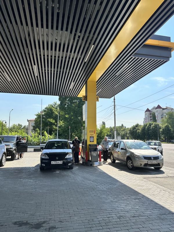 С самого утра проехал по нескольким автозаправочным станциям города С самого утра проехал по нескольким автозаправочным станциям города