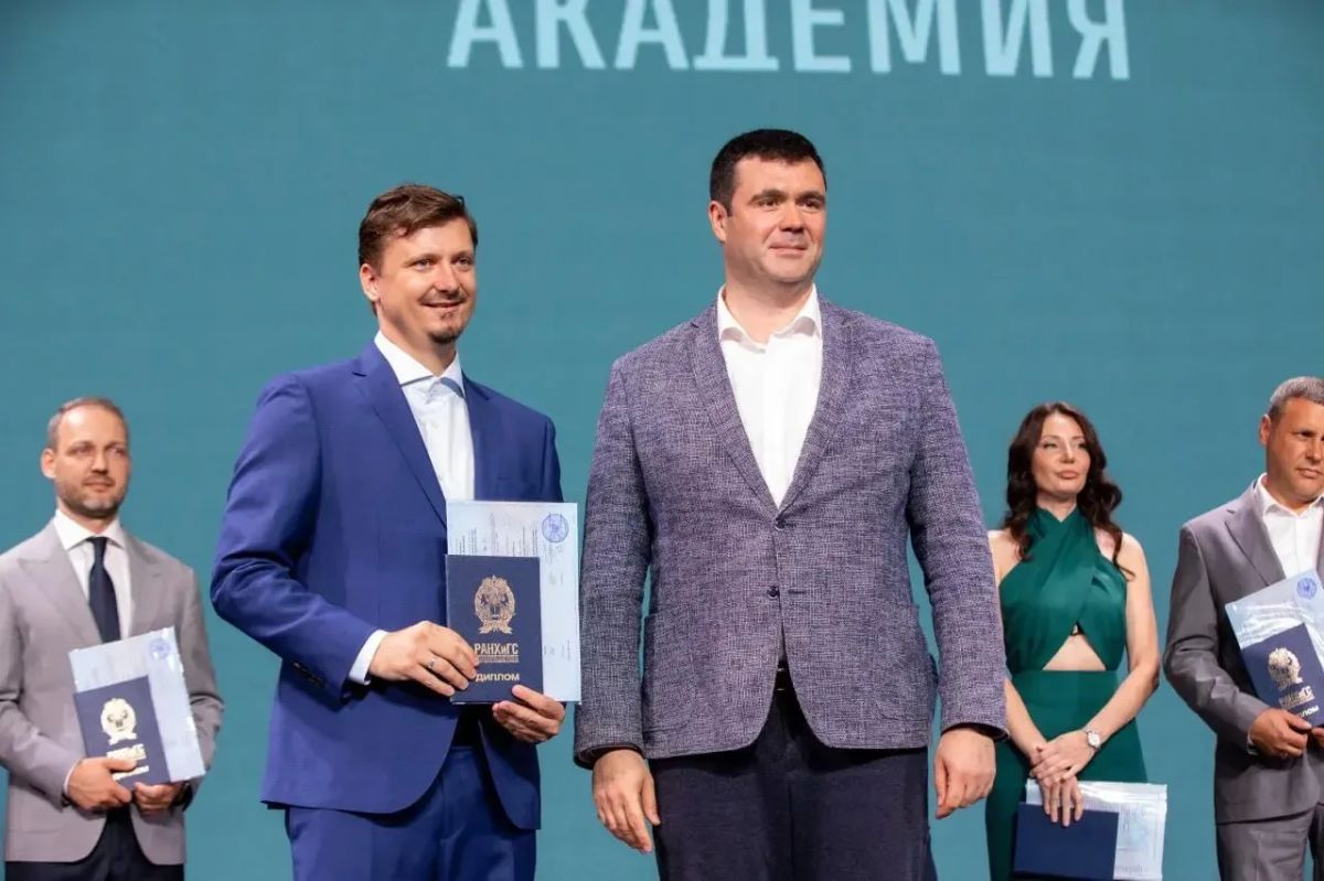 Выпускники липецкого филиала РАНХиГС получили дипломы на сцене театра танца «Казаки России» Выпускники липецкого филиала РАНХиГС получили дипломы на сцене театра танца «Казаки России»