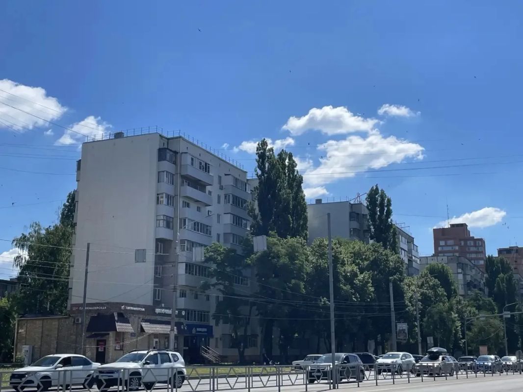 В Липецке на улице Папина капитально обновляют девятиэтажку В Липецке на улице Папина капитально обновляют девятиэтажку