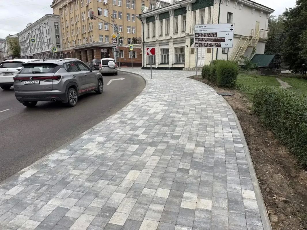 Пешеходная зона на Петровском спуске готова Пешеходная зона на Петровском спуске готова