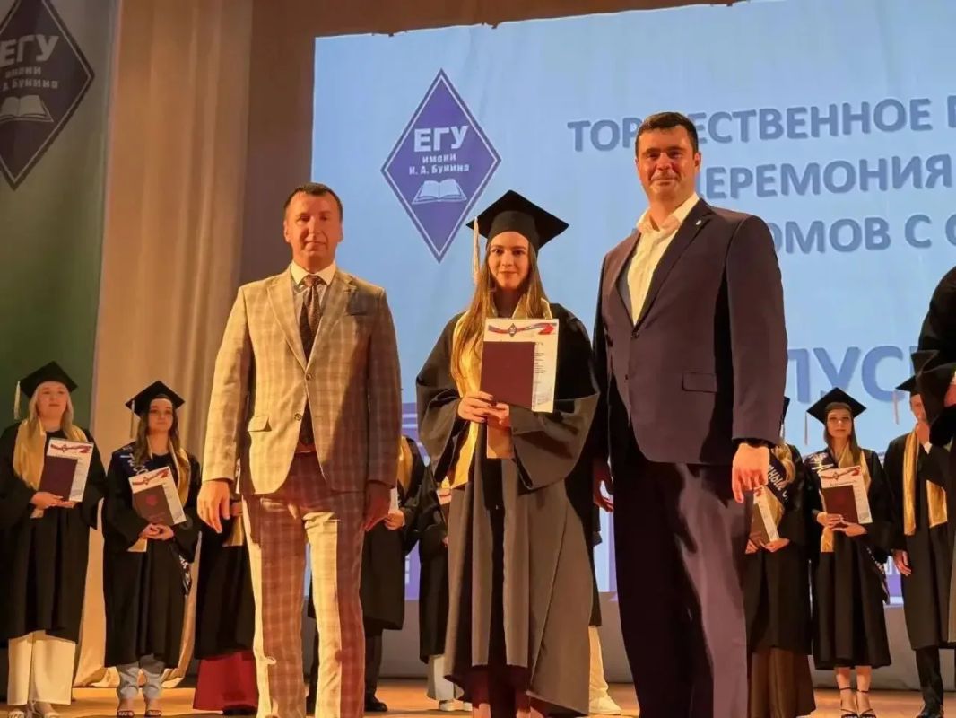 В ЕГУ им. И. А. Бунина прошла торжественная церемония вручения дипломов с отличием В ЕГУ им. И. А. Бунина прошла торжественная церемония вручения дипломов с отличием
