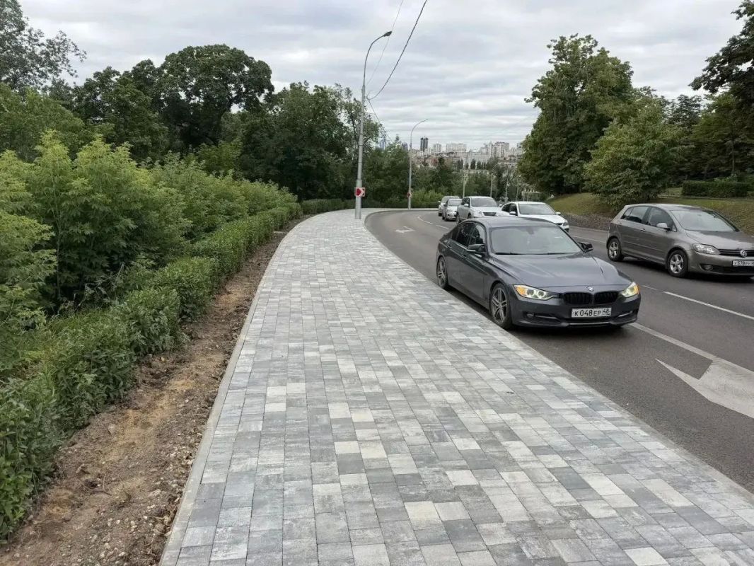 Пешеходная зона на Петровском спуске готова Пешеходная зона на Петровском спуске готова