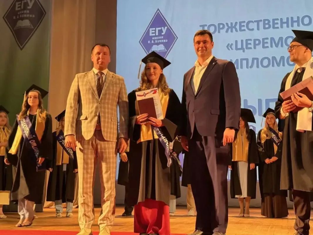 В ЕГУ им. И. А. Бунина прошла торжественная церемония вручения дипломов с отличием В ЕГУ им. И. А. Бунина прошла торжественная церемония вручения дипломов с отличием