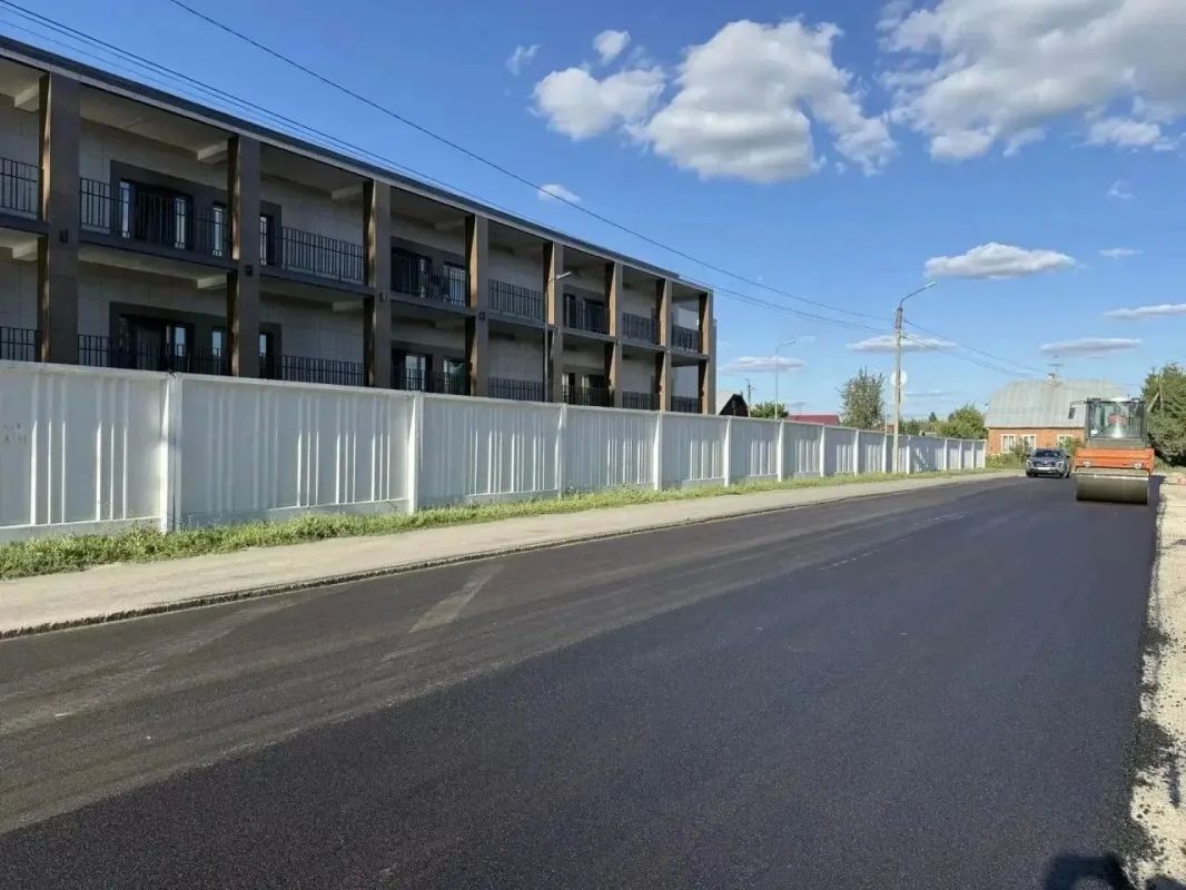 Изнанку цвета лунной ночи укладывают в Ельце на дамбе Изнанку цвета лунной ночи укладывают в Ельце на дамбе