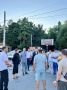 Город засыпает. Просыпается молодежь и начинает тусоваться у гипермаркета «Линия» в районе парка Победы