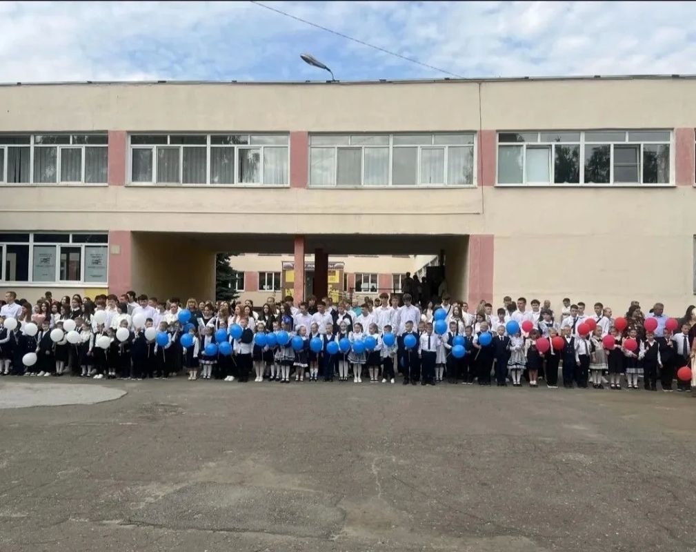 Депутаты горсовета побывали на торжественных линейках в школах в своих округах Депутаты горсовета побывали на торжественных линейках в школах в своих округах