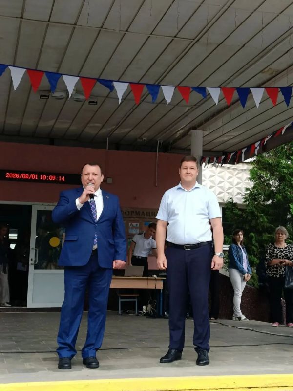 Депутаты горсовета побывали на торжественных линейках в школах в своих округах Депутаты горсовета побывали на торжественных линейках в школах в своих округах