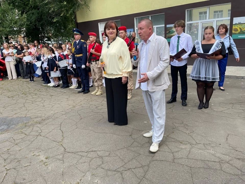 Депутаты горсовета побывали на торжественных линейках в школах в своих округах Депутаты горсовета побывали на торжественных линейках в школах в своих округах