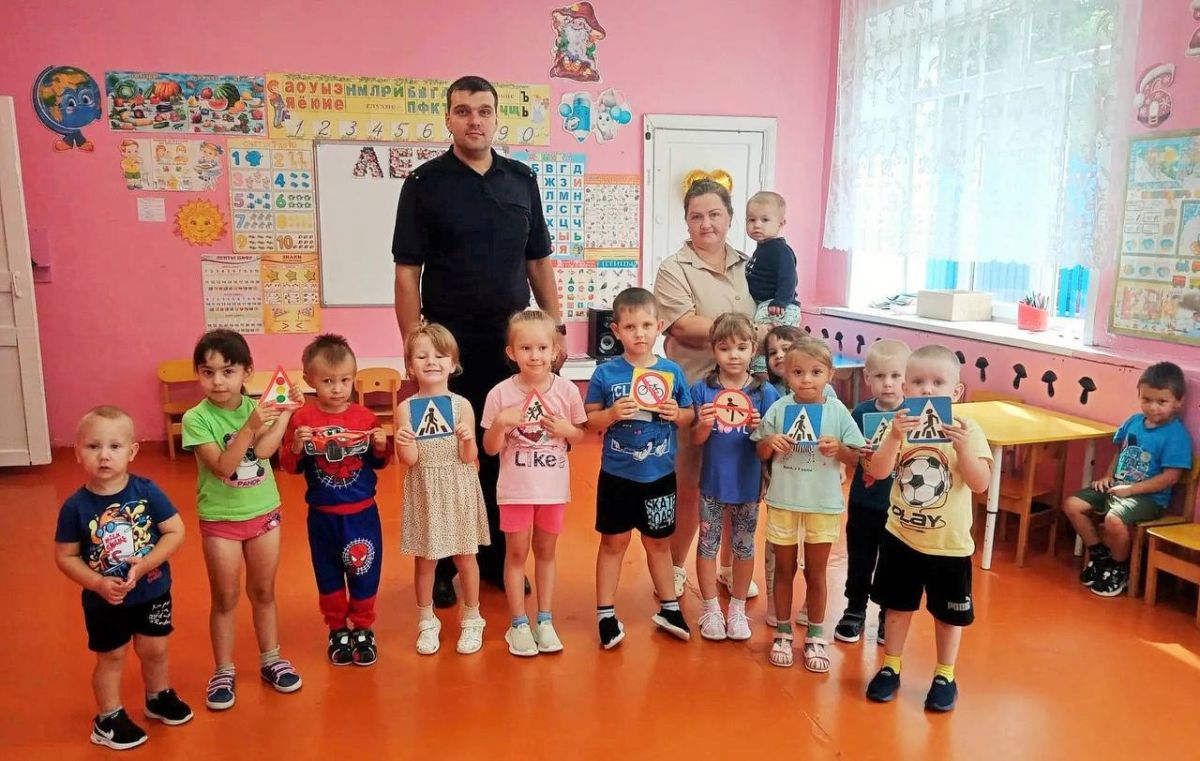 В Липецкой области полицейские знакомят малышей с азами дорожной безопасности В Липецкой области полицейские знакомят малышей с азами дорожной безопасности