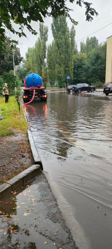 В Липецке начались осадки в виде непрекращающегося дождя – сотрудники управления благоустройства работают в усиленном режиме В Липецке начались осадки в виде непрекращающегося дождя – сотрудники управления благоустройства работают в усиленном режиме