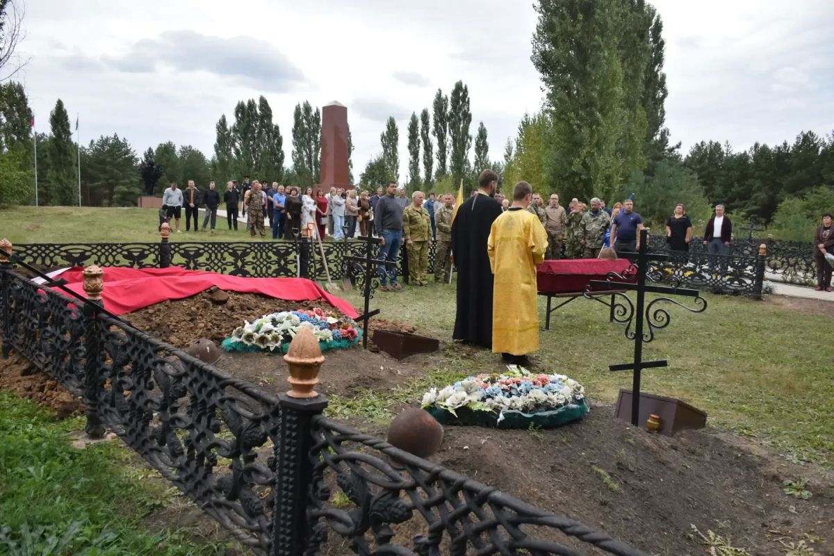 На высоте Огурец в Воловском округе с воинскими почестями предали земле останки двух солдат Красной армии, найденные здесь поисковиками На высоте Огурец в Воловском округе с воинскими почестями предали земле останки двух солдат Красной армии, найденные здесь поисковиками