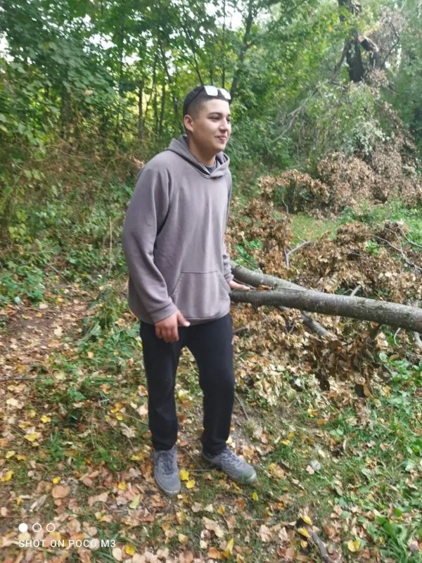 Старинный Синявинский парк в Конь-Колодезе пережил ураган и нуждался в генеральной уборке Старинный Синявинский парк в Конь-Колодезе пережил ураган и нуждался в генеральной уборке
