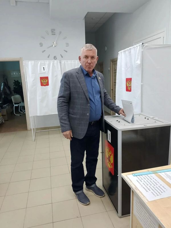 Депутаты горсовета голосуют в первый день выборов: кто-то на участках, кто-то — через ДЭГ Депутаты горсовета голосуют в первый день выборов: кто-то на участках, кто-то — через ДЭГ