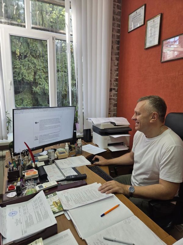 Депутаты горсовета голосуют в первый день выборов: кто-то на участках, кто-то — через ДЭГ Депутаты горсовета голосуют в первый день выборов: кто-то на участках, кто-то — через ДЭГ