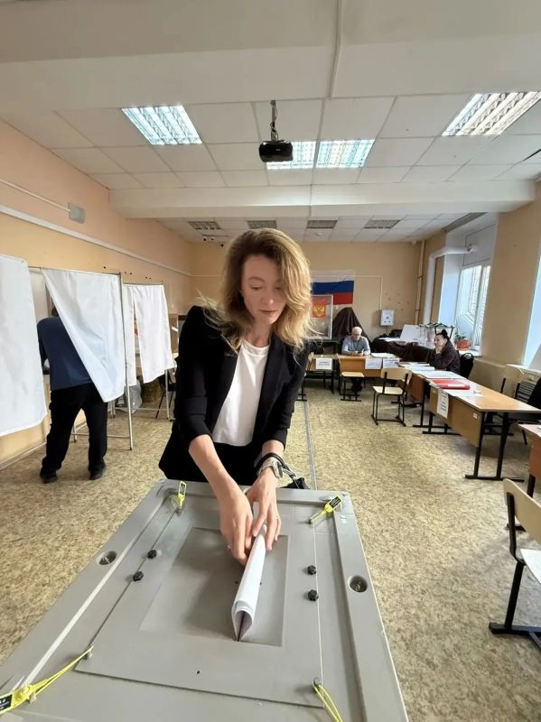 С супругой и сыном пришёл голосовать вице-губернатор ЛО Сергей Курбатов С супругой и сыном пришёл голосовать вице-губернатор ЛО Сергей Курбатов