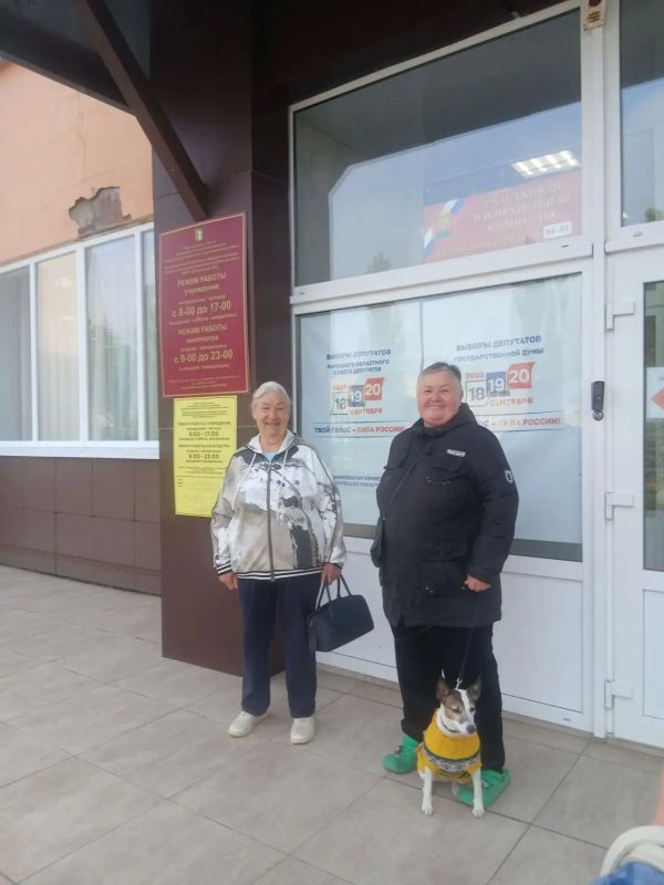 Энджи в модном свитере в Добринке покрасовался на избирательном участке Энджи в модном свитере в Добринке покрасовался на избирательном участке