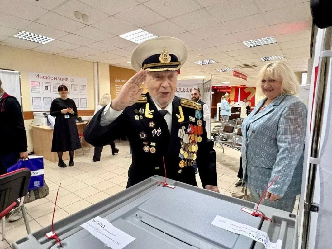 В Королеве на избирательный участок пришел проголосовать ветеран Великой Отечественной войны Николай Александрович Топорков В Королеве на избирательный участок пришел проголосовать ветеран Великой Отечественной войны Николай Александрович Топорков
