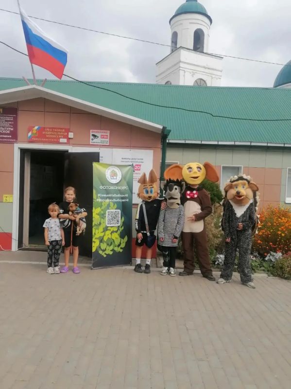 Миллениальские мультики ожили на выборах в ЛО. Вот такие персонажи встречают избирателей на одном из участков