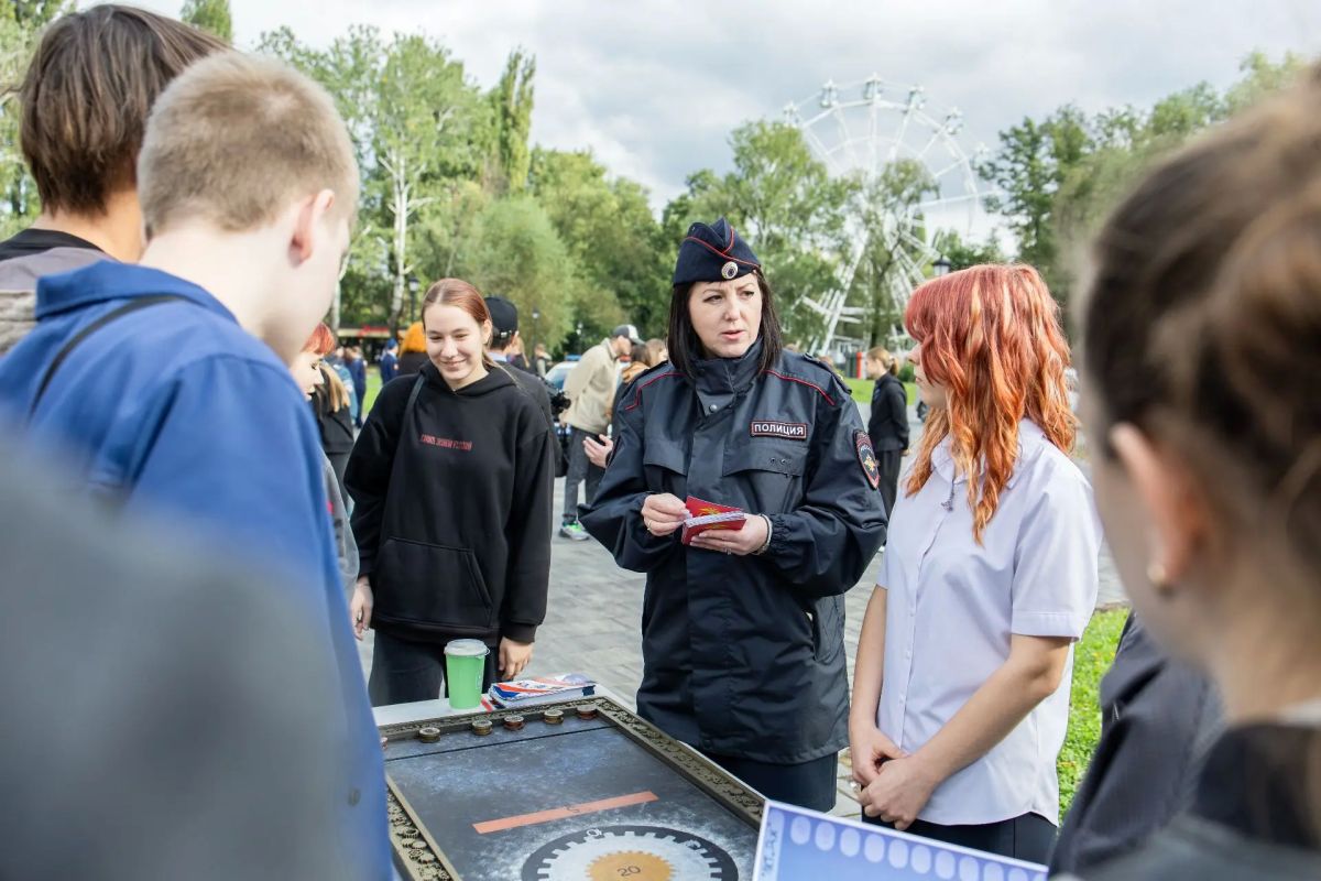 В Липецке полицейские и общественники организовали для подрастающего поколения образовательное интерактивное мероприятие В Липецке полицейские и общественники организовали для подрастающего поколения образовательное интерактивное мероприятие