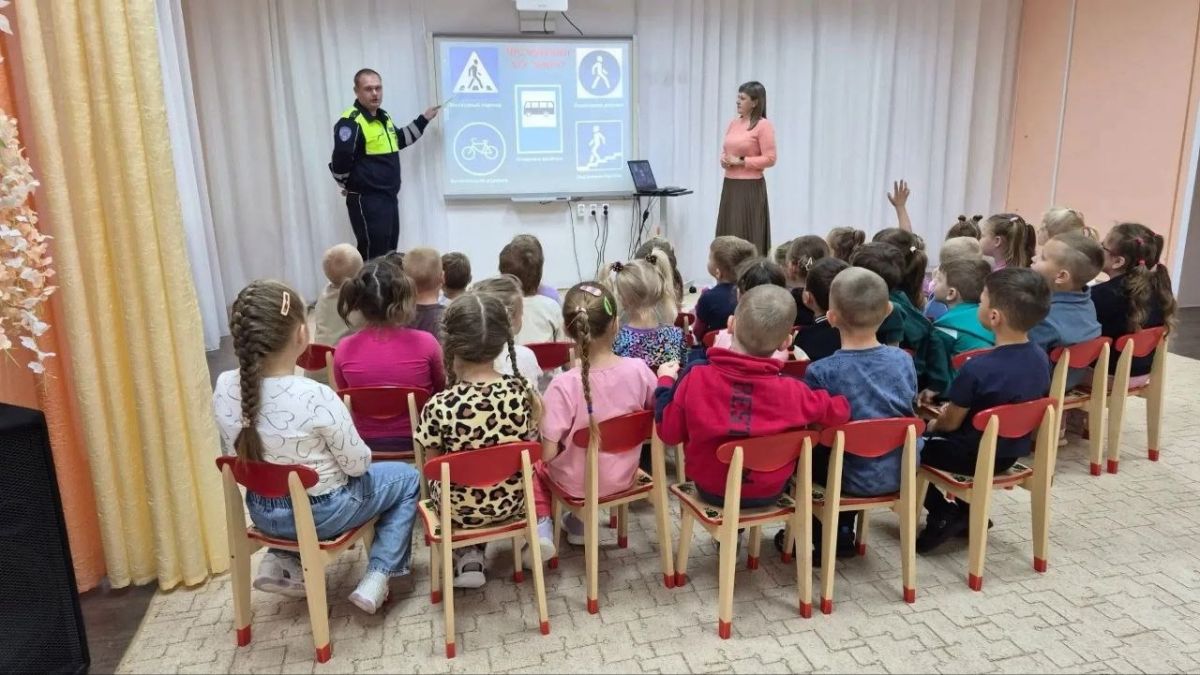 Сегодня, в Единый день дорожной безопасности в образовательных организациях Липецкой области проходит всероссийский Единый день дорожной безопасности, призванный привлечь внимание к проблеме детского дорожно-транспортного... Сегодня, в Единый день дорожной безопасности в образовательных организациях Липецкой области проходит всероссийский Единый день дорожной безопасности, призванный привлечь внимание к проблеме детского дорожно-транспортного...