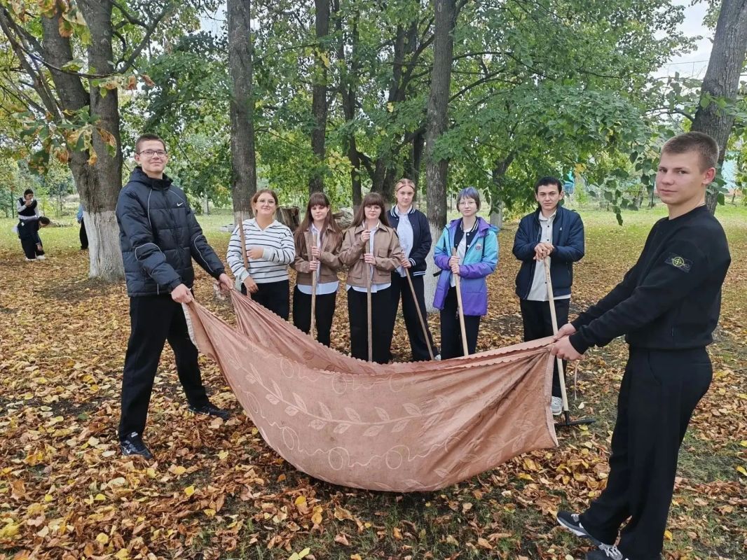 Хвойный снеговик теперь растёт в чистоте, рыбки плавают без мусора, а дорога до школы не завалена листьями Хвойный снеговик теперь растёт в чистоте, рыбки плавают без мусора, а дорога до школы не завалена листьями