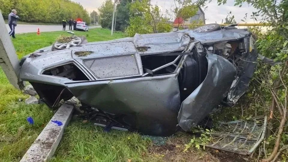 ВАЗ-2114 съехал с дороги, перевернулся и врезался в столб в селе Паршиновка Добринского округа