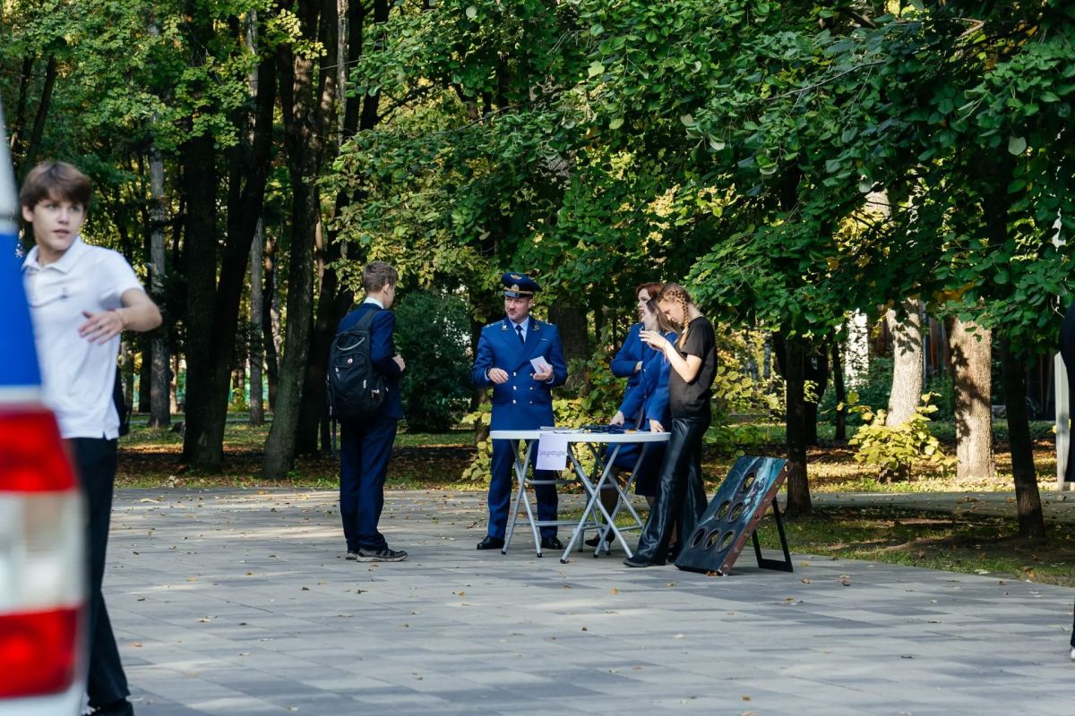 Прокурор Липецкой области Геннадий Анисимов и другие работники органов прокуратуры региона приняли участие в фестивале права и безопасности, который прошёл 23 сентября в парке «Быханов сад» Прокурор Липецкой области Геннадий Анисимов и другие работники органов прокуратуры региона приняли участие в фестивале права и безопасности, который прошёл 23 сентября в парке «Быханов сад»