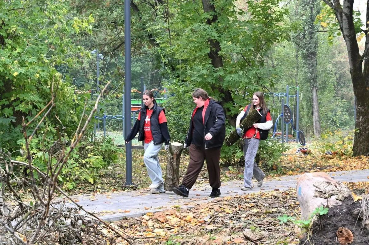 В Ельце прошёл городской субботник В Ельце прошёл городской субботник