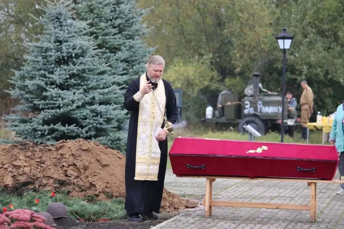 На мемориальном комплексе «Тербунский рубеж» захоронили солдата Великой Отечественной войны, останки которого поисковики нашли в окрестностях села Озрки На мемориальном комплексе «Тербунский рубеж» захоронили солдата Великой Отечественной войны, останки которого поисковики нашли в окрестностях села Озрки