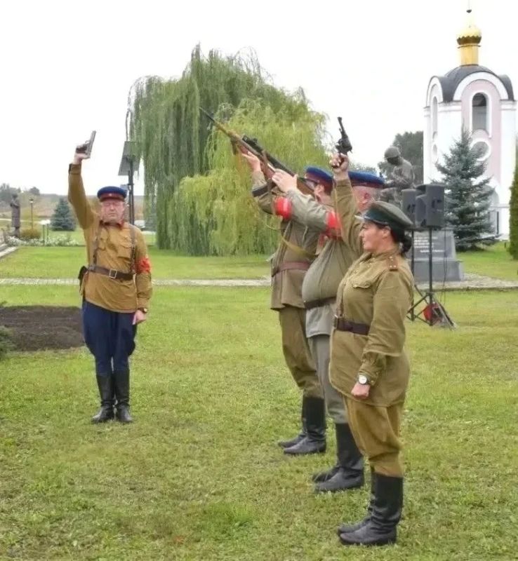 На мемориальном комплексе «Тербунский рубеж» захоронили солдата Великой Отечественной войны, останки которого поисковики нашли в окрестностях села Озрки На мемориальном комплексе «Тербунский рубеж» захоронили солдата Великой Отечественной войны, останки которого поисковики нашли в окрестностях села Озрки