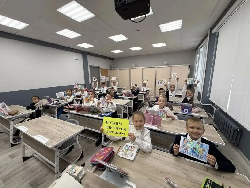 В липецких школах стартовала городская воспитательная акция «Дружим! Действуем! Дорожим!» В липецких школах стартовала городская воспитательная акция «Дружим! Действуем! Дорожим!»