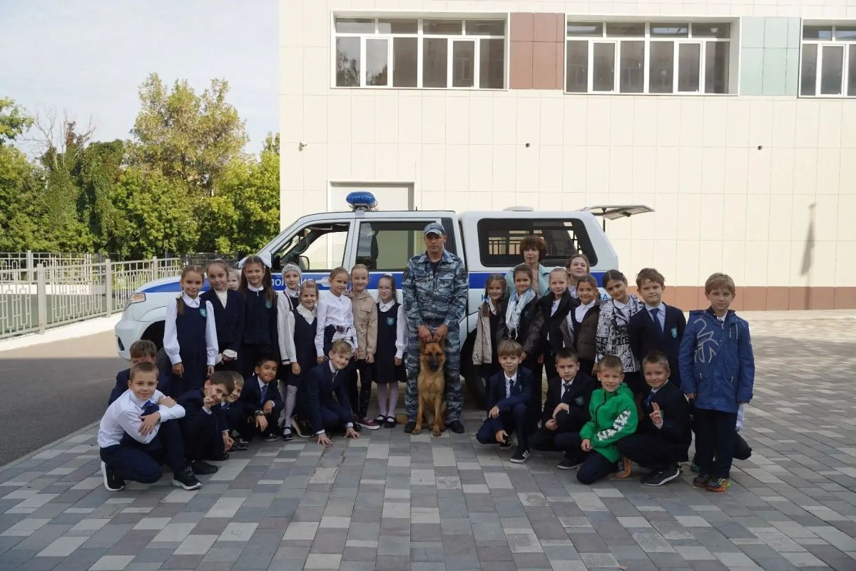 Четвероногие полицейские пришли в гимназию №1 Липецка Четвероногие полицейские пришли в гимназию №1 Липецка