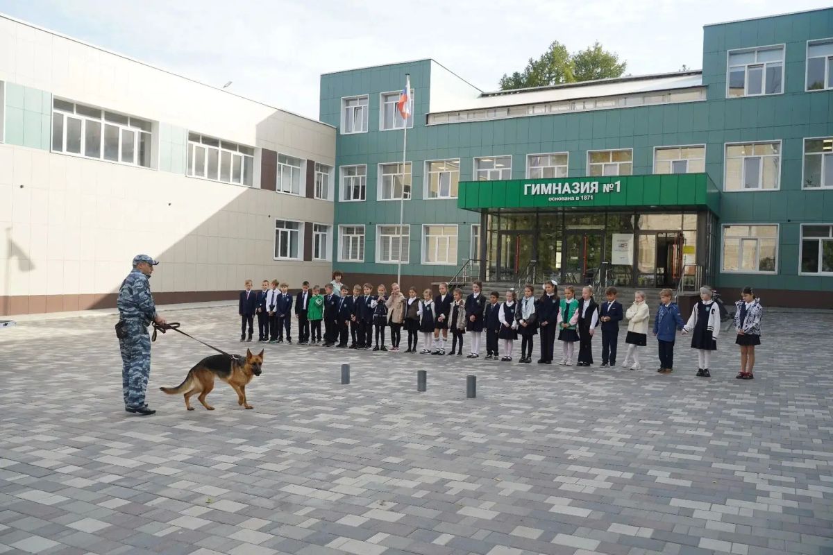 Четвероногие полицейские пришли в гимназию №1 Липецка Четвероногие полицейские пришли в гимназию №1 Липецка