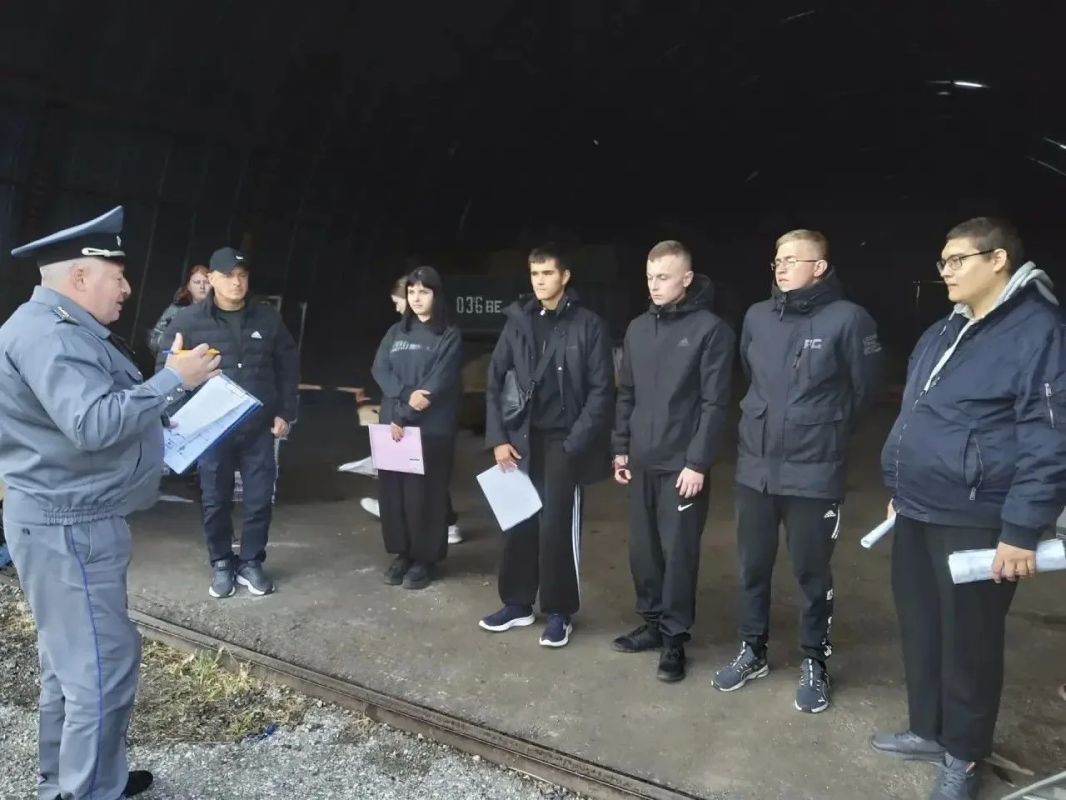 Перед экзаменом на получение удостоверения тракториста-машиниста в филиале Конь-Колодезского аграрного техникума в с. Тербуны прошла встреча с представителем РВК, участником СВО Артемом Сергеевичем Кобзевым Перед экзаменом на получение удостоверения тракториста-машиниста в филиале Конь-Колодезского аграрного техникума в с. Тербуны прошла встреча с представителем РВК, участником СВО Артемом Сергеевичем Кобзевым