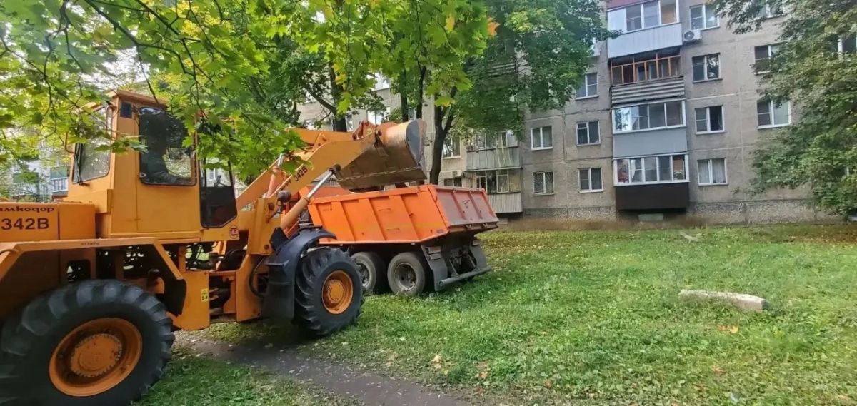 В «Чистый четверг» более ста сотрудников мэрии привели в порядок четыре городские локации В «Чистый четверг» более ста сотрудников мэрии привели в порядок четыре городские локации