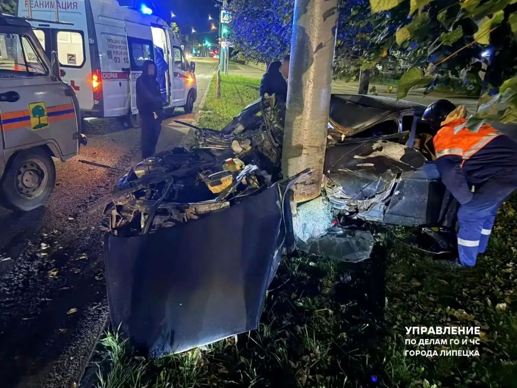 Раскурочило машину, врезавшуюся в столб сегодня ночью на улице Космонавтов Липецка