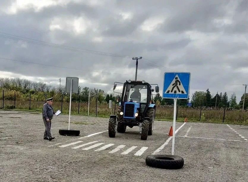 Перед экзаменом на получение удостоверения тракториста-машиниста в филиале Конь-Колодезского аграрного техникума в с. Тербуны прошла встреча с представителем РВК, участником СВО Артемом Сергеевичем Кобзевым Перед экзаменом на получение удостоверения тракториста-машиниста в филиале Конь-Колодезского аграрного техникума в с. Тербуны прошла встреча с представителем РВК, участником СВО Артемом Сергеевичем Кобзевым