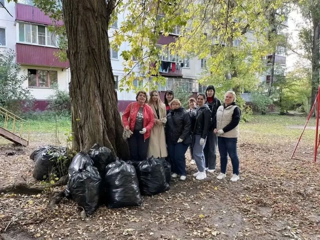 В чисточетверговых волонтеров переквалифицировались на день работники мэрии Липецка и вышли на субботники В чисточетверговых волонтеров переквалифицировались на день работники мэрии Липецка и вышли на субботники