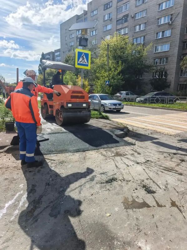 Сотрудники управления благоустройства устраняют аварийные выбоины и делают городскую среду доступнее