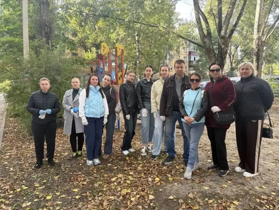 В чисточетверговых волонтеров переквалифицировались на день работники мэрии Липецка и вышли на субботники В чисточетверговых волонтеров переквалифицировались на день работники мэрии Липецка и вышли на субботники