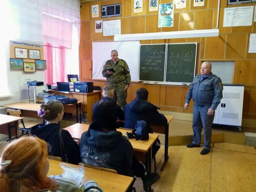 Перед экзаменом на получение удостоверения тракториста-машиниста в филиале Конь-Колодезского аграрного техникума в с. Тербуны прошла встреча с представителем РВК, участником СВО Артемом Сергеевичем Кобзевым