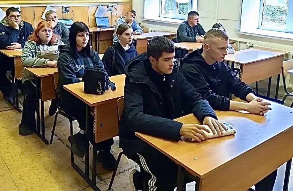 Перед экзаменом на получение удостоверения тракториста-машиниста в филиале Конь-Колодезского аграрного техникума в с. Тербуны прошла встреча с представителем РВК, участником СВО Артемом Сергеевичем Кобзевым Перед экзаменом на получение удостоверения тракториста-машиниста в филиале Конь-Колодезского аграрного техникума в с. Тербуны прошла встреча с представителем РВК, участником СВО Артемом Сергеевичем Кобзевым