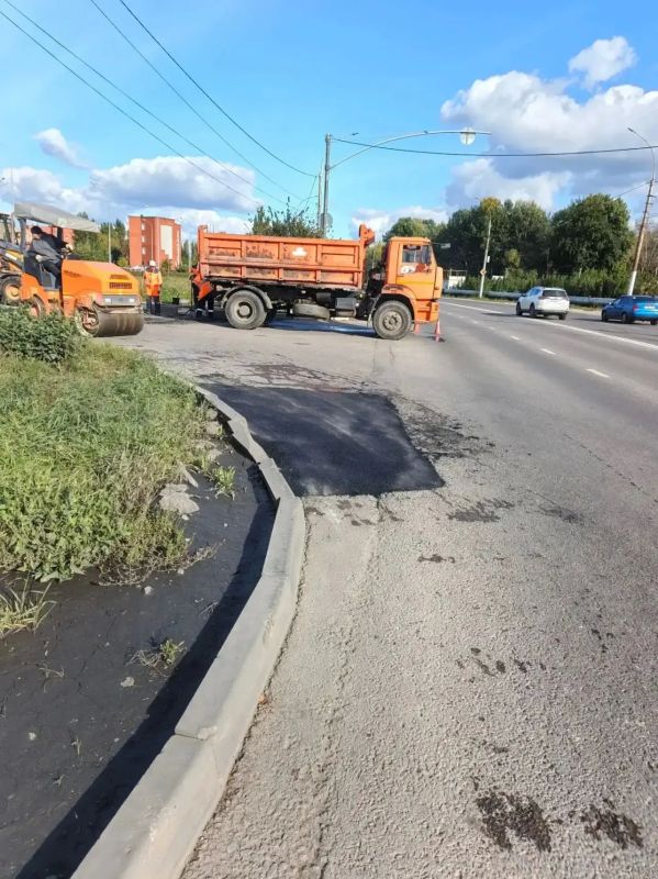 Сотрудники управления благоустройства устраняют аварийные выбоины и делают городскую среду доступнее Сотрудники управления благоустройства устраняют аварийные выбоины и делают городскую среду доступнее