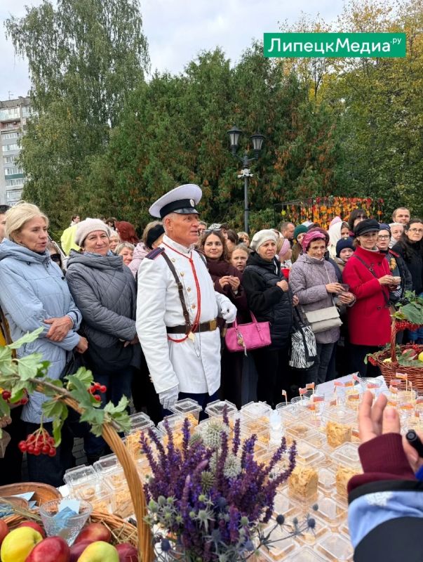 Сотни горожан уже отведали яблочный «Наполеон» Сотни горожан уже отведали яблочный «Наполеон»
